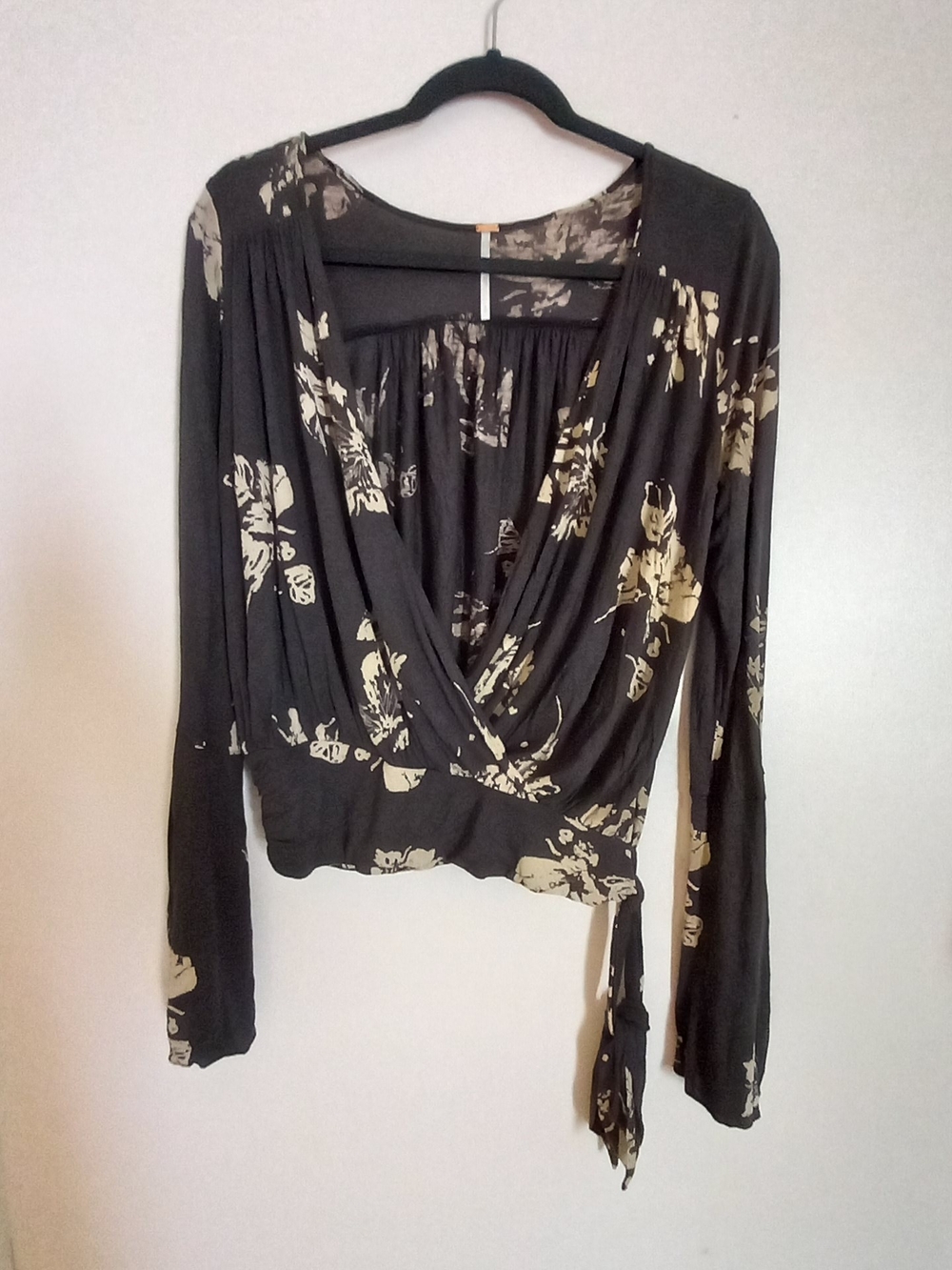 FREE PEOPLE Small Charcoal Long-Sleeve Bell Floral Wrap Top Plunge